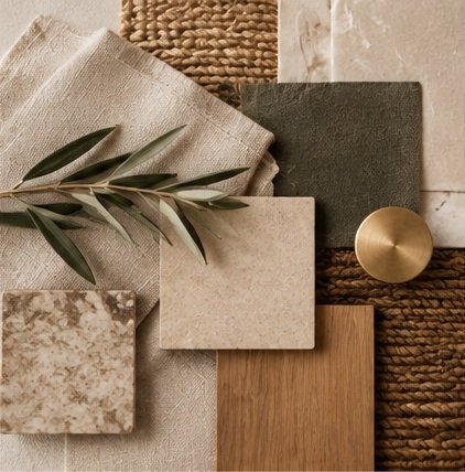Moodboard di materiali: campioni di lino, pietra, legno e ottone con un rametto d'ulivo