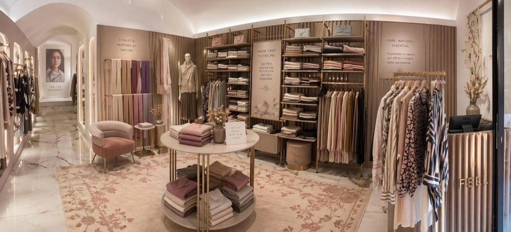 Showroom con espositori di tessili e tavolo centrale allestito